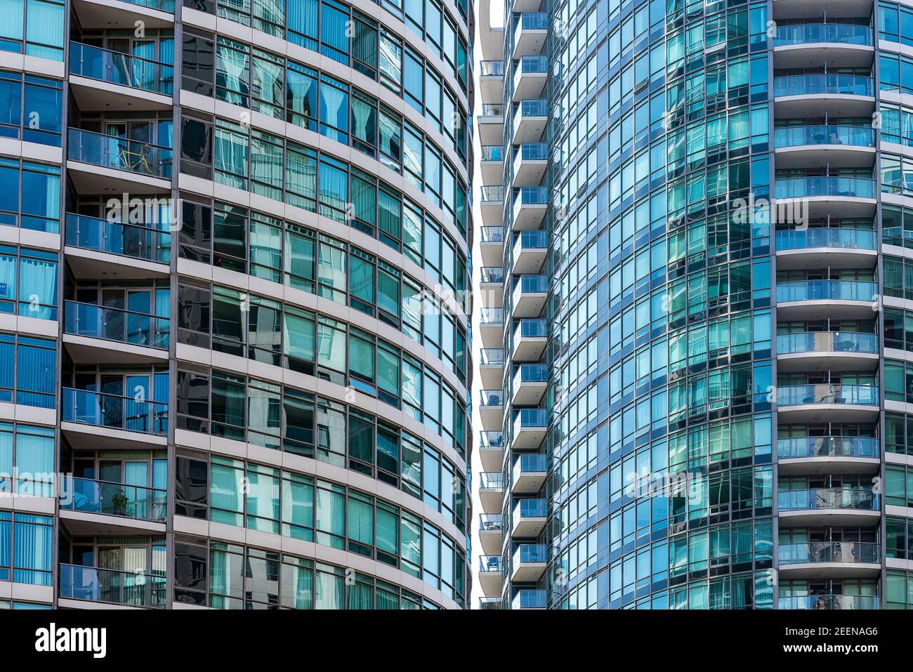 Nähe zu Downtown Eigentumswohnungen gläsernen Wolkenkratzern. Diese runde Gebäude sind im Hafengebiet von Toronto Stockfoto