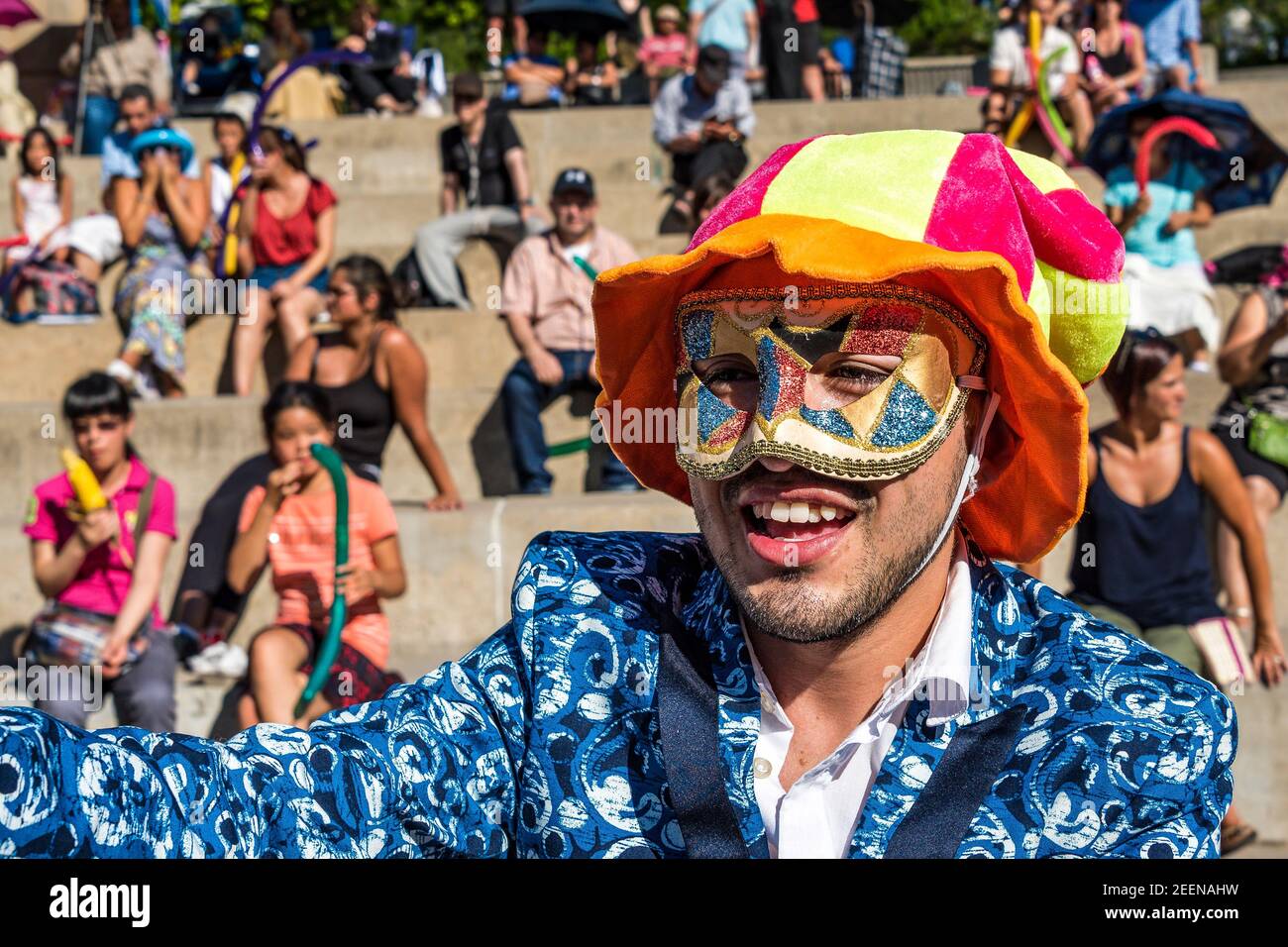 Hispanic Fiesta auf dem Mel Lastman Square: Entertainer, die in der Öffentlichkeit interagieren. Stockfoto