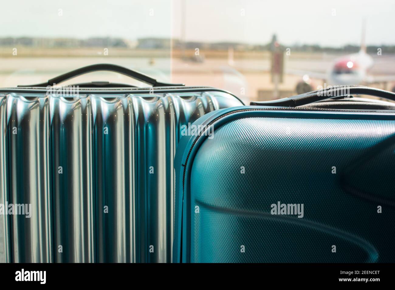 2 Koffer am Flughafen Stockfoto