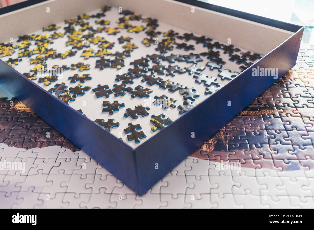 puzzleteile in einer blauen Box Stockfoto