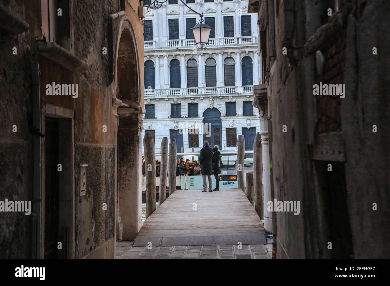 Offene Fotografie von zwei Spaziergängen durch die Gassen und Brücken Venedigs in Italien. Stockfoto