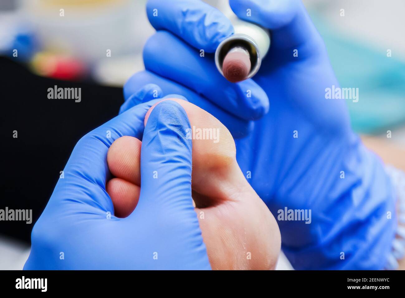 Frau mit Pediküre zu ihren Beinen. Kümmert sich um die Fußhaut und Nägel der Frau. Frau, Die Fuß Hat. Weibliche Füße und Hornhautentferner Werkzeug. Behandlung der Füße Stockfoto