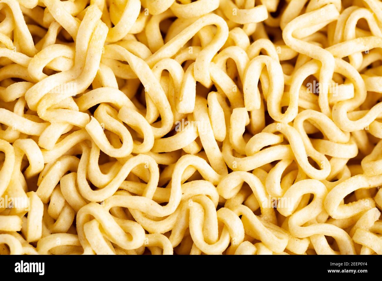 RAW Instant Nudeln gelbe Textur oder Hintergrund. Nahaufnahme Stockfoto
