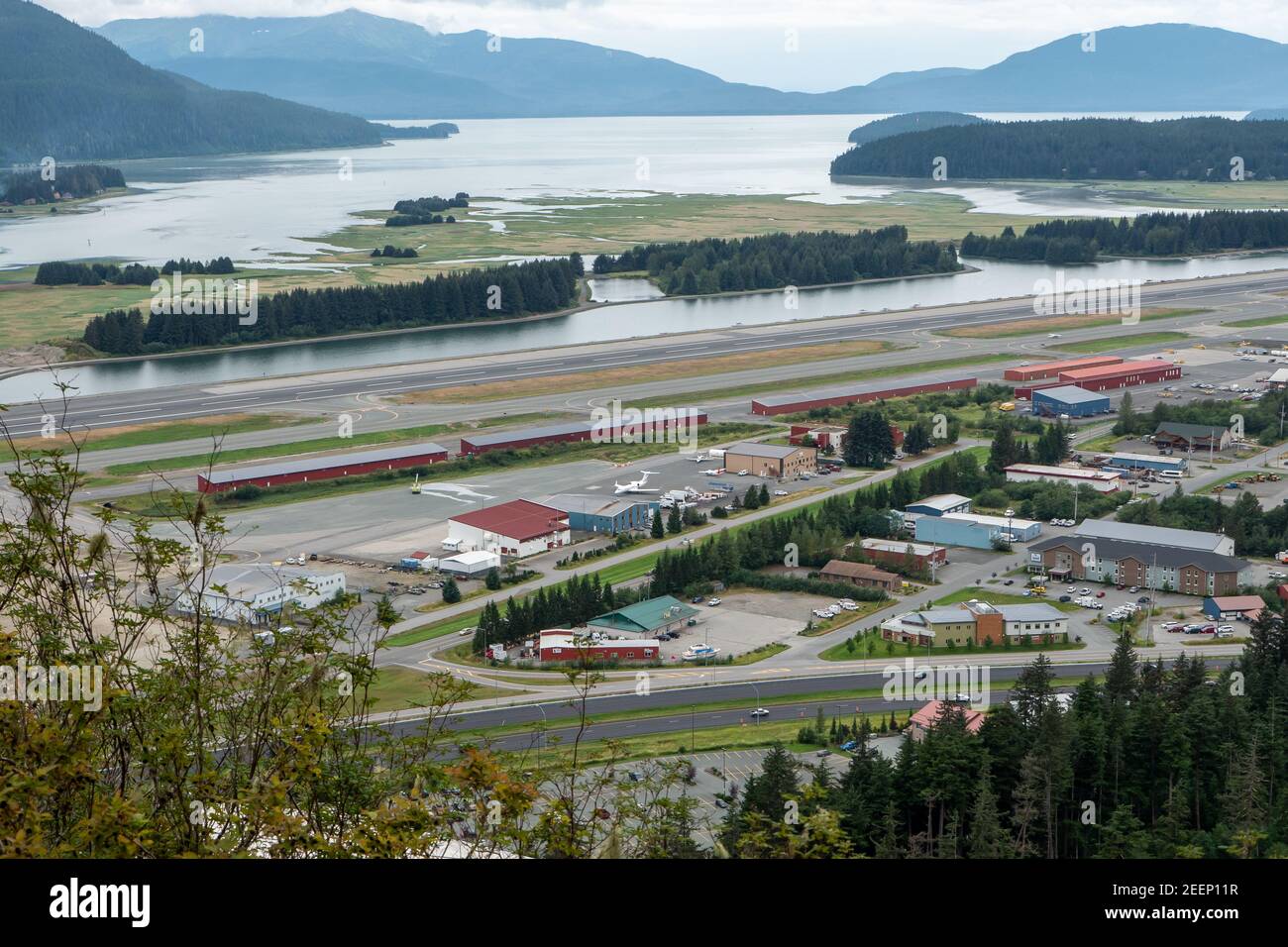 Panoramablick auf den Flughafen Juneau vom Thunder Mountain am Glacier Gärten Stockfoto