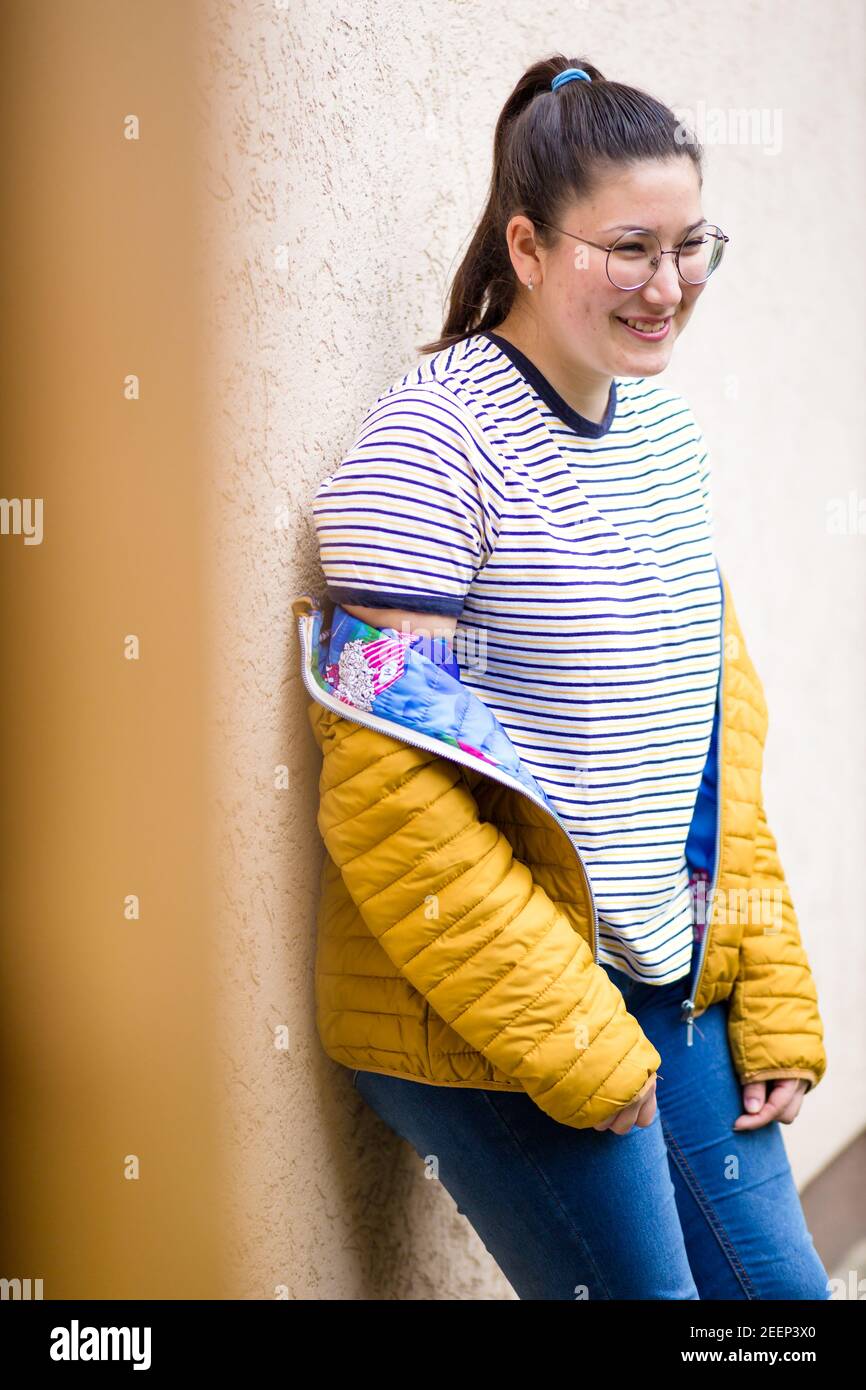 Portrait eines jungen molligen Mädchens in Winterkleidung Stockfoto