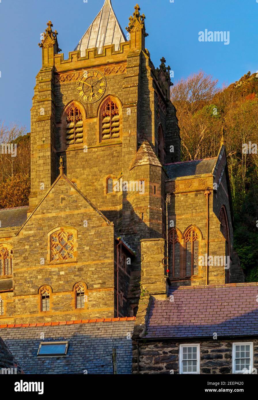 St John's Church, Barmouth, Gwynedd, North Wales erbaut zwischen 1889 und 1895 und entworfen von den Chester Architekten Douglas und Fordham. Stockfoto