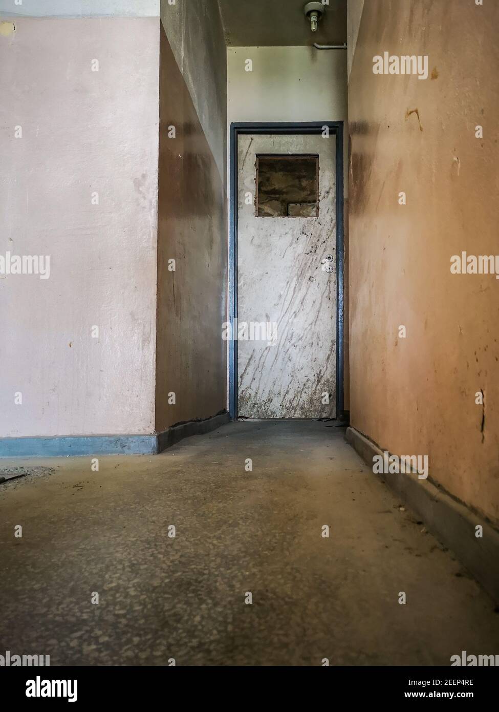 Städtische Erkundung des Dachgeschosses des alten Wolkenkratzers Stockfoto