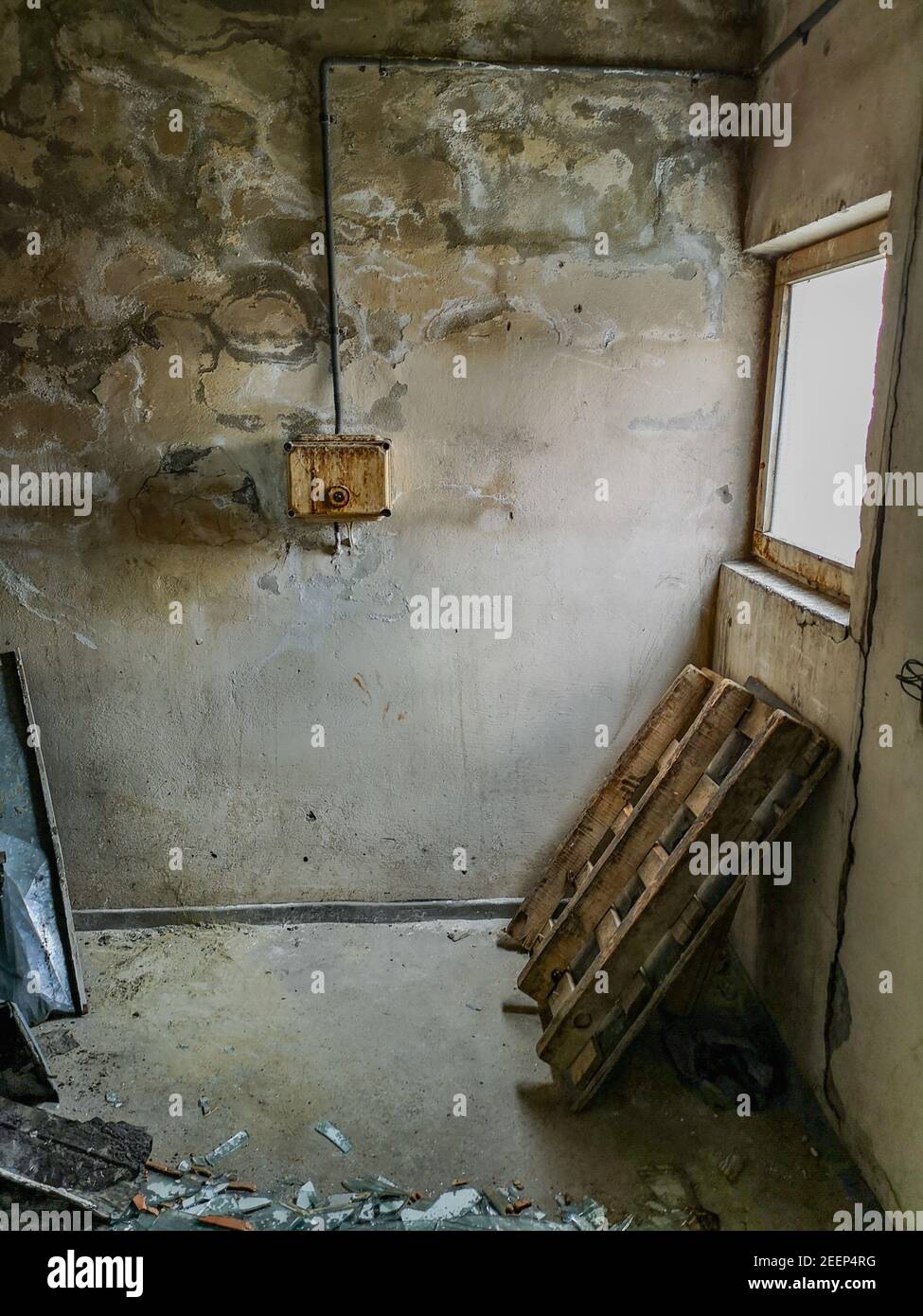 Städtische Erkundung des Dachgeschosses des alten Wolkenkratzers Stockfoto