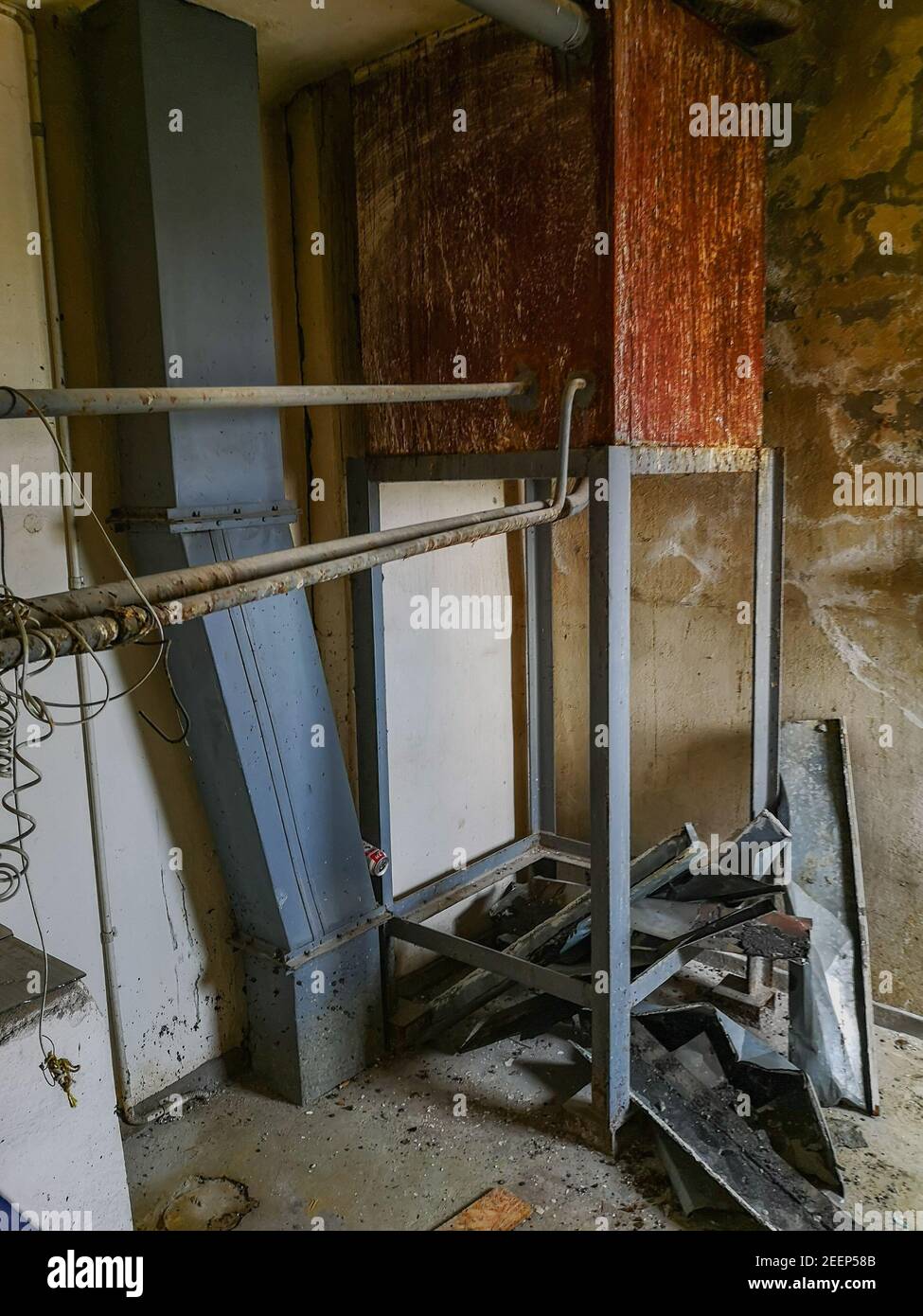 Städtische Erkundung des Dachgeschosses des alten Wolkenkratzers Stockfoto