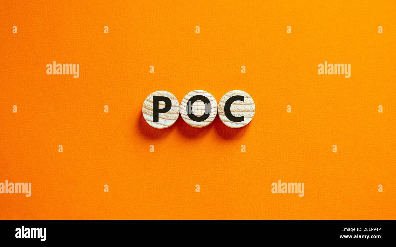 POC, Proof-of-Concept-Symbol. Holzkreise mit dem Wort POC, Proof of Concept. Schöner orangefarbener Hintergrund. Business und POC, Proof of Concept Konz Stockfoto