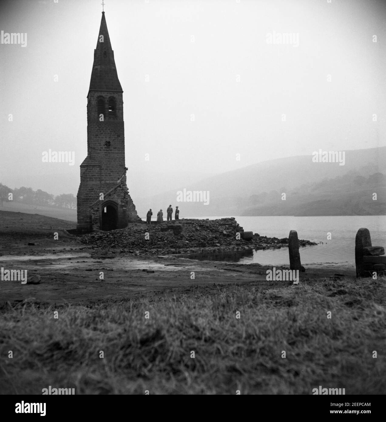 Archivfoto des Turms der Derwent Church, Derbyshire. Das Dorf Derwent wurde abgerissen, um das Ladybower Reservoir zu schaffen, um Haushaltswasser für Sheffield und Derbyshire zur Verfügung zu stellen. Ursprünglich wurde der Turm der abgerissenen Derwent Kirche aus der Oberfläche des Wassers stochend gehalten, aber die Entscheidung wurde getroffen, es am 15. Dezember 1947 zu sprengen, als, Wie man an diesen dramatischen Fotos sehen kann, die von einem unbekannten Fotografen aufgenommen wurden, als der Wasserstand im Stausee niedrig war, gingen oder schwanen die Besucher häufig hinüber, um die Ruinen zu erkunden. Stockfoto