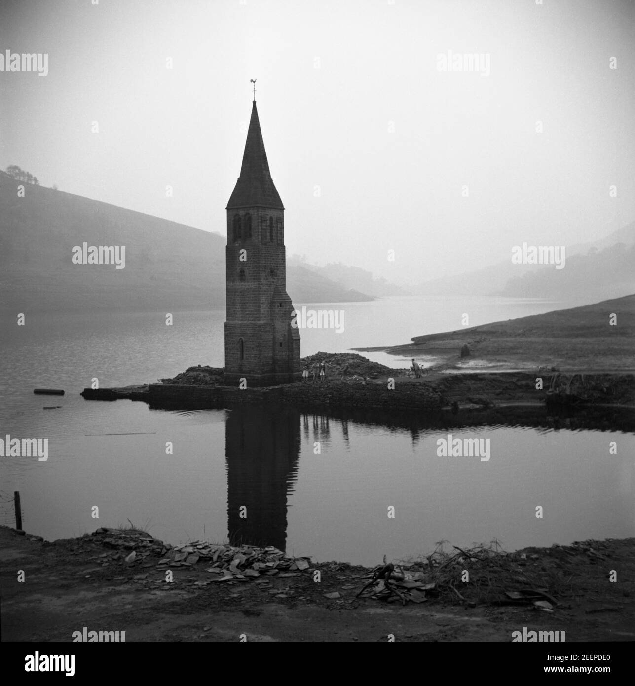Archivfoto des Turms der Derwent Church, Derbyshire. Das Dorf Derwent wurde abgerissen, um das Ladybower Reservoir zu schaffen, um Haushaltswasser für Sheffield und Derbyshire zur Verfügung zu stellen. Ursprünglich wurde der Turm der abgerissenen Derwent Kirche aus der Oberfläche des Wassers stochend gehalten, aber die Entscheidung wurde getroffen, es am 15. Dezember 1947 zu sprengen, als, Wie man an diesen dramatischen Fotos sehen kann, die von einem unbekannten Fotografen aufgenommen wurden, als der Wasserstand im Stausee niedrig war, gingen oder schwanen die Besucher häufig hinüber, um die Ruinen zu erkunden. Stockfoto