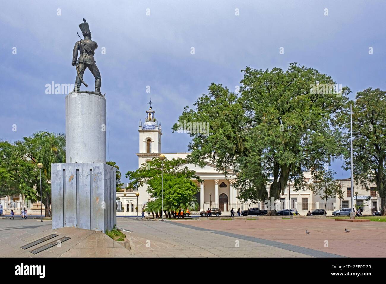 Statue von Sergeant Juan Cabral und koloniale Kathedrale auf der Plaza Sargento Cabral, Hauptplatz in der Stadt Corrientes, Provinz Corrientes, Argentinien Stockfoto