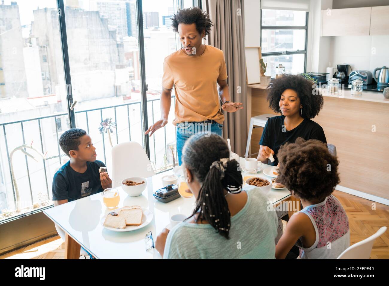 Familie beim gemeinsamen Frühstück zu Hause. Stockfoto