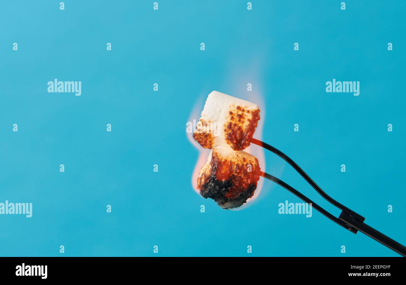 Zwei Marshmallows brennen beim Braten Stockfoto