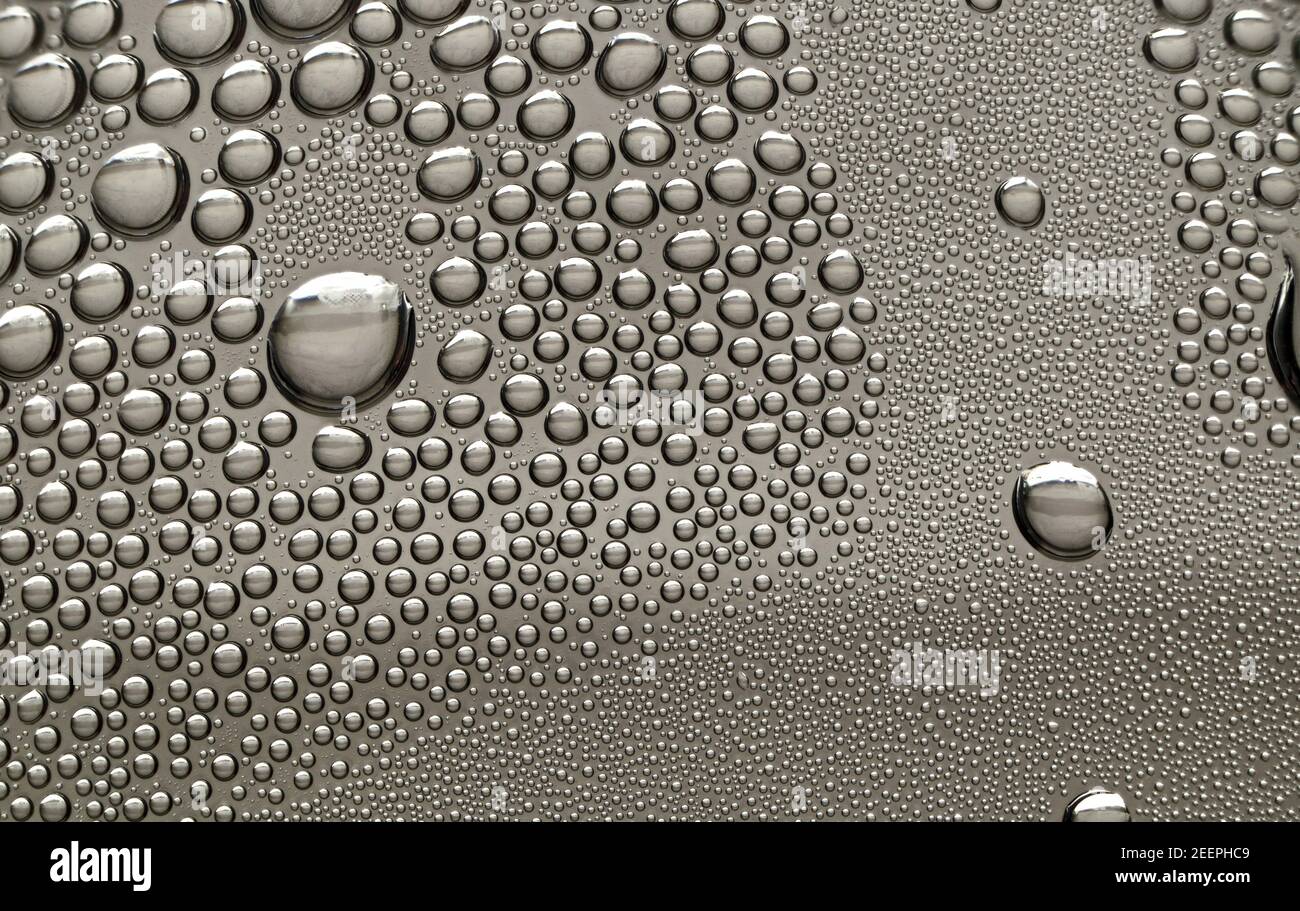 Nahaufnahme von Wassertröpfchen, die in einem Plastikwasser kondensiert sind Flasche Stockfoto