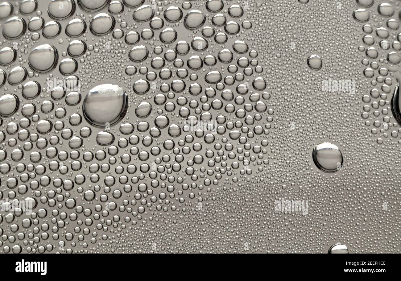 Nahaufnahme von Wassertröpfchen, die in einem Plastikwasser kondensiert sind Flasche Stockfoto