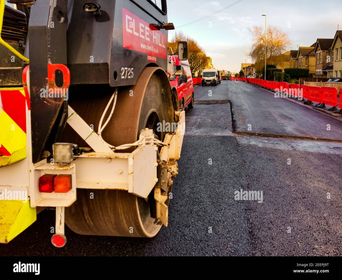 Poole, Großbritannien. Februar 2021, 16th. Bournemouth, Großbritannien. Dienstag, 16. Februar 2021. Normalerweise ist die vielbefahrene Ashley Road, die Bournemouth und Poole verbindet, wegen Sanierungsarbeiten geschlossen. Kredit: Thomas Faull/Alamy Live Nachrichten Stockfoto