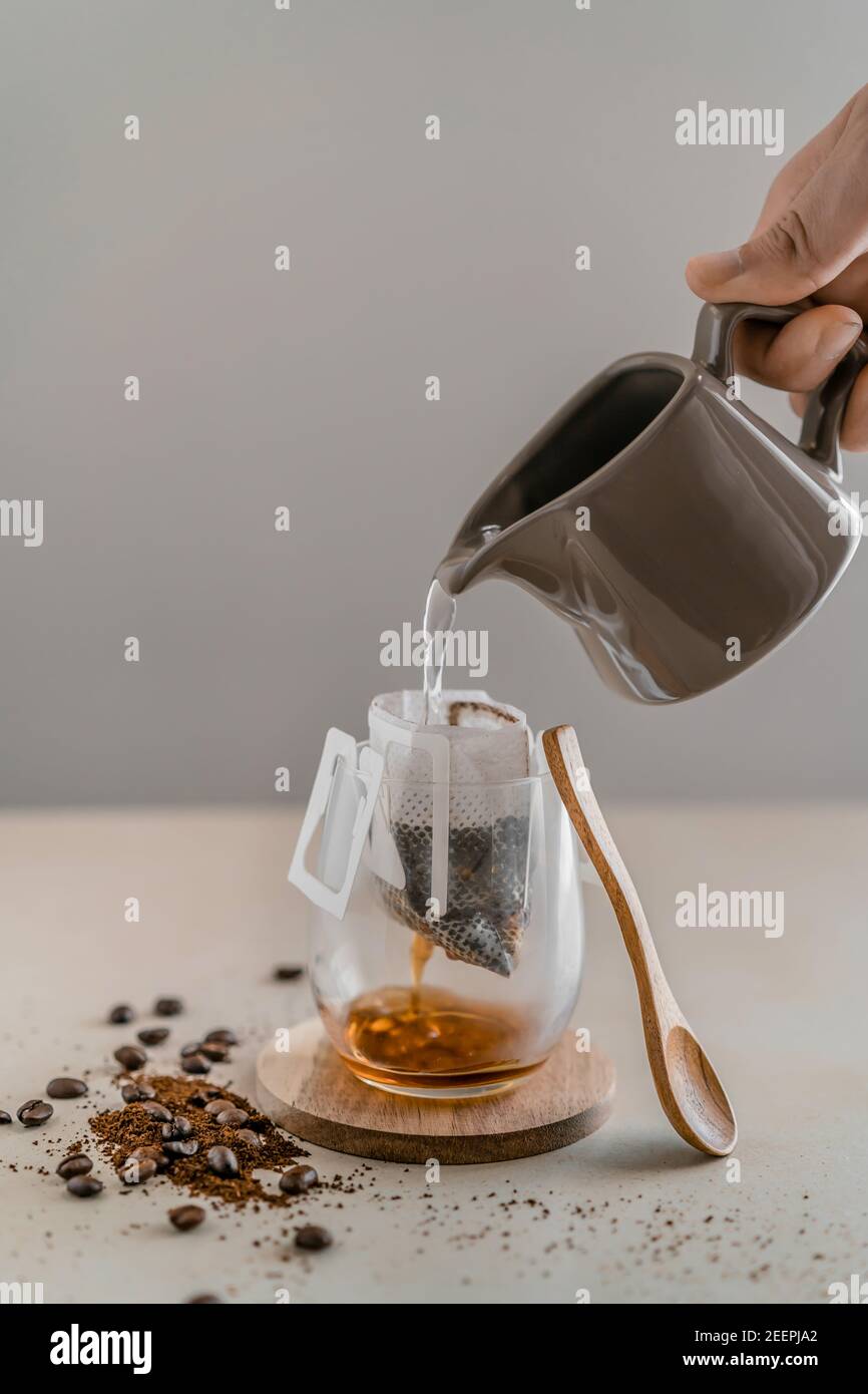 Gießen von Wasser, um gefilterten Kaffee im Glas zu machen Stockfoto