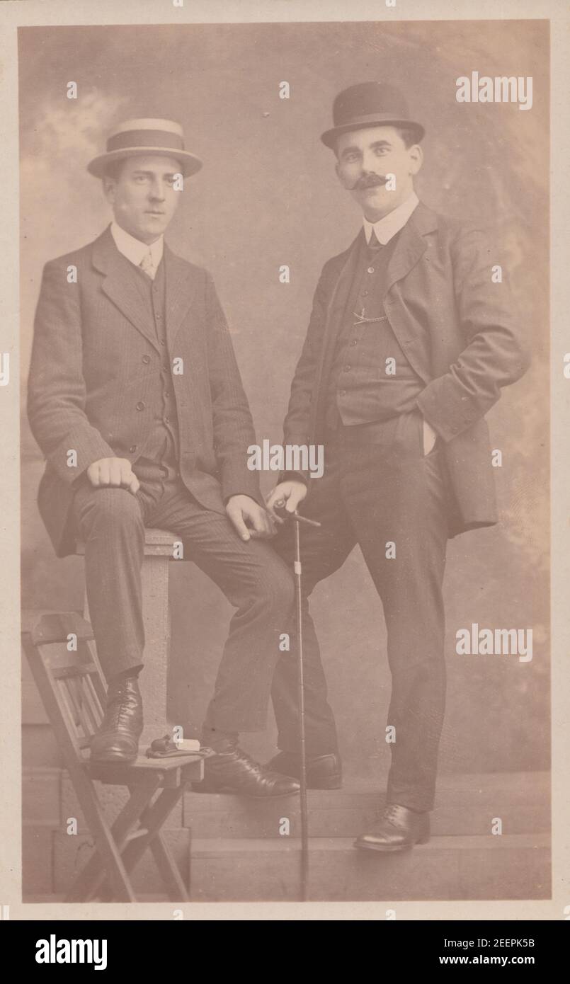 Jahrgang Anfang des 20. Jahrhunderts Fotokarte zeigt zwei gut aussehende walisische Herren. Stockfoto
