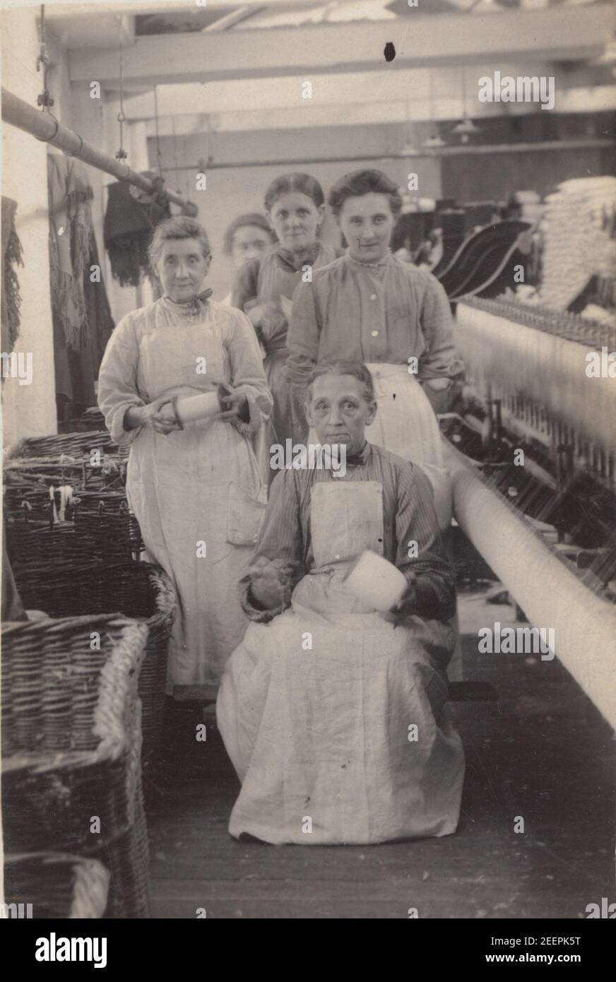 Fotokarte aus dem frühen 20. Jahrhundert zeigt eine Gruppe von Frauen, die in einer Textilfabrik arbeiten. Stockfoto
