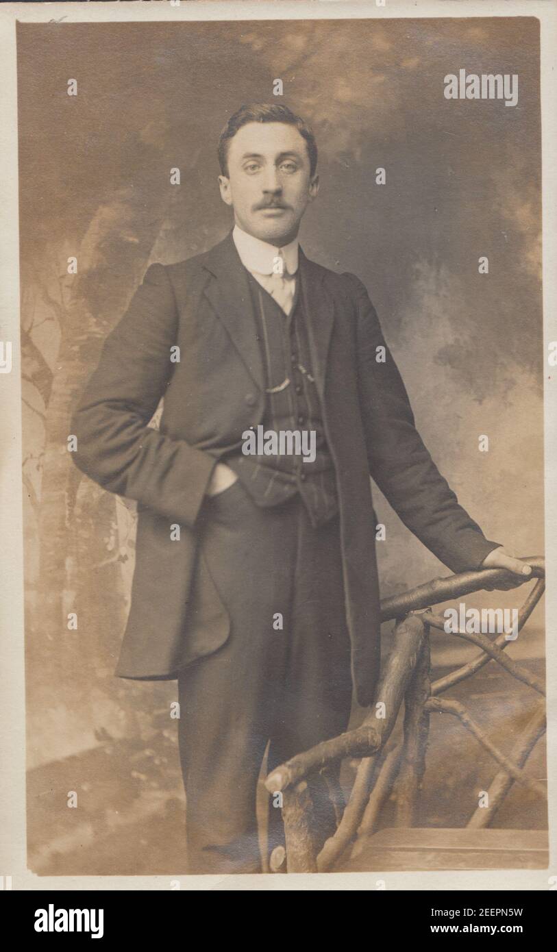 Jahrgang Anfang 20th Jahrhundert Nottingham Foto Postkarte zeigt einen geeigneten und gut gepflegt Distinguished man. Stockfoto