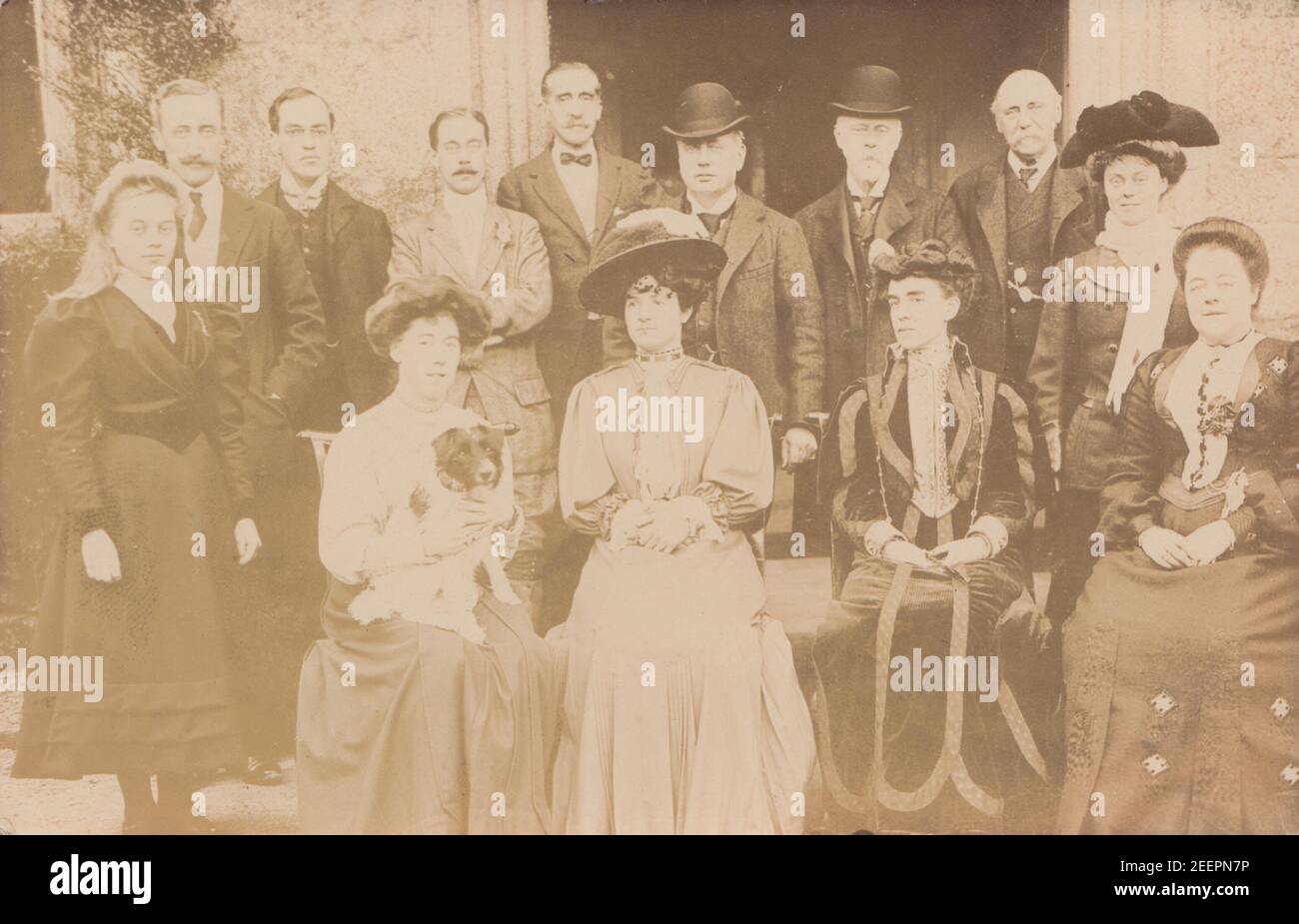 Jahrgang Anfang 20th Jahrhundert Foto Postkarte zeigt eine Gruppe von gut gekleideten Menschen. Dame mit Hund auf der Runde. Stockfoto