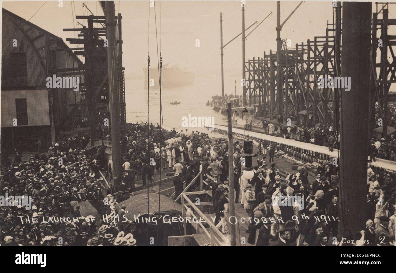 Vintage Postkarte zeigt Zuschauer beim Launch von H.M.S. König George V. in Portsmouth am 9th 1911. Oktober Stockfoto