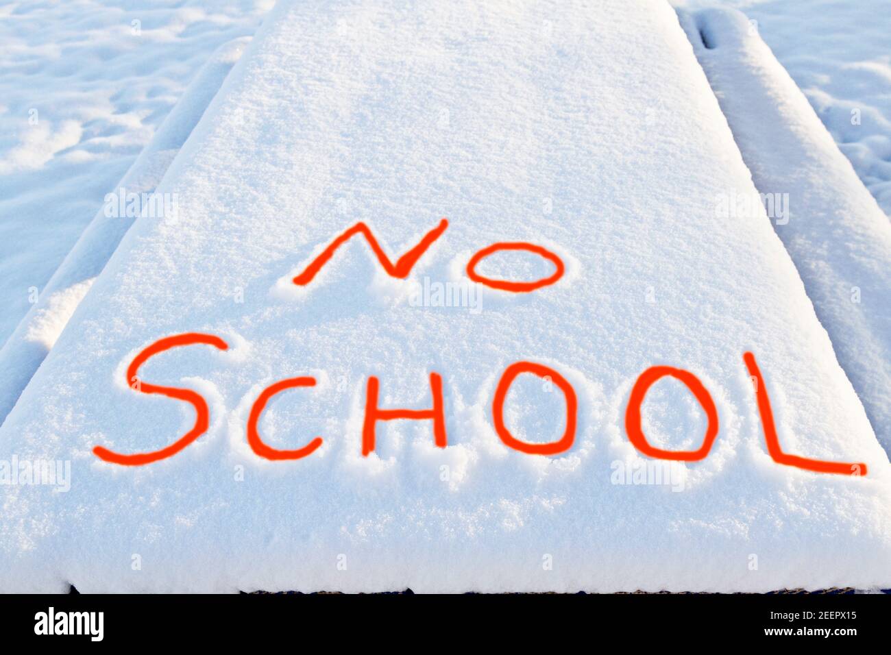 No School sorgfältig in Neuschnee gedruckt und mit roten Innenbeschriftung verstärkt zeigt gefährliche Winterwetter schließt Schulen. Stockfoto