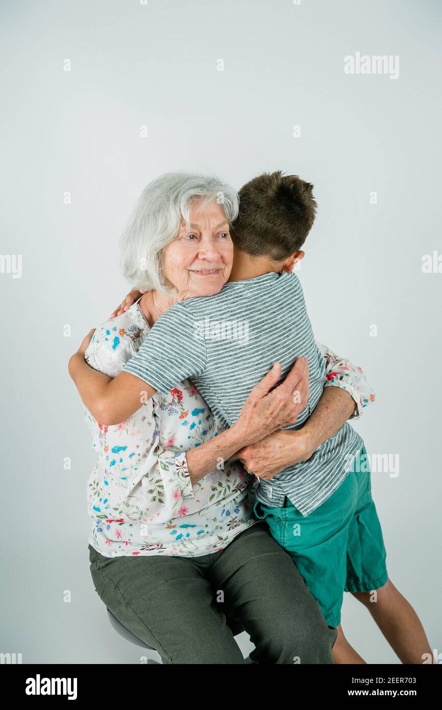 Eine Großmutter und ein Enkel auf einer weißen Studiokulisse Stockfoto