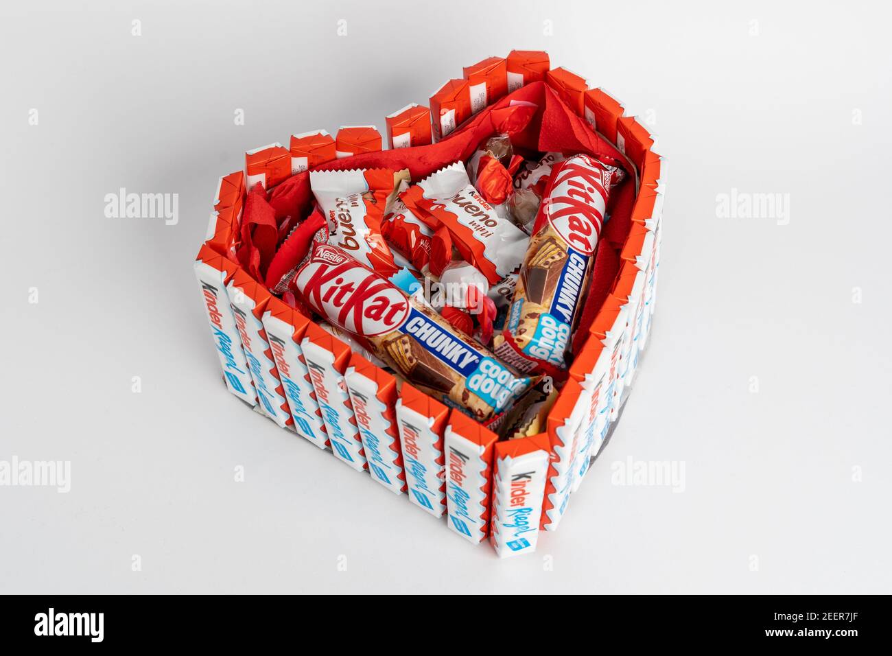 Valentinstag Geschenk aus Süßigkeiten und Süßigkeiten in Form eines Herzens als Beweis der Liebe. Stockfoto