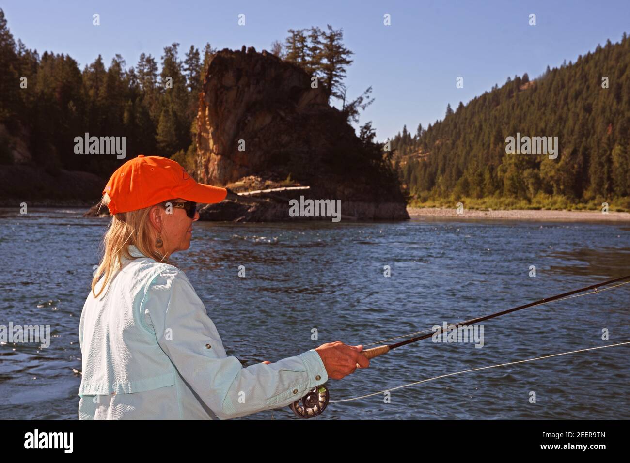 Joanne Linehan mit Linehan Outfitting Company Fliegenfischen auf dem Kootenai River im Sommer. Lincoln County, nordwestlich von Montana. Stockfoto