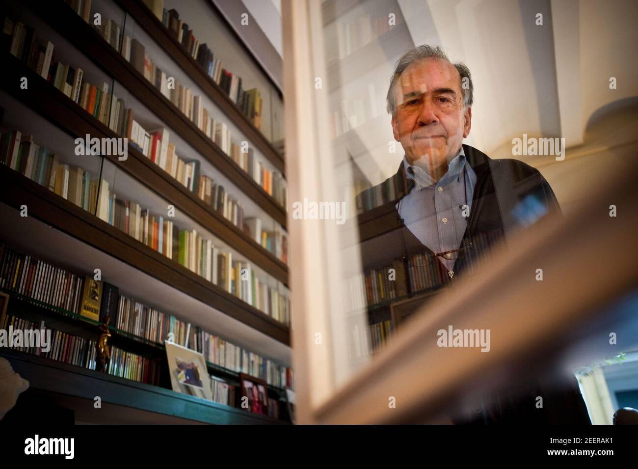 Porträt des Schriftstellers Joan Margarit in seinem Haus in Sant Just Desvern. Datum: 05/09/2011. Fotograf: Xabier Mikel Laburu Stockfoto
