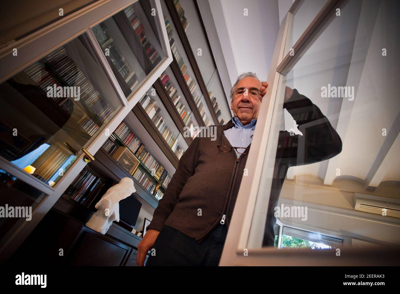 Porträt des Schriftstellers Joan Margarit in seinem Haus in Sant Just Desvern. Datum: 05/09/2011. Fotograf: Xabier Mikel Laburu Stockfoto