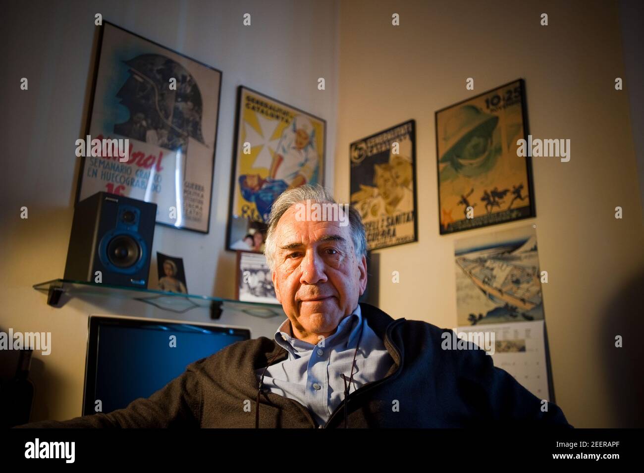 Porträt des Schriftstellers Joan Margarit in seinem Haus in Sant Just Desvern. Datum: 05/09/2011. Fotograf: Xabier Mikel Laburu Stockfoto