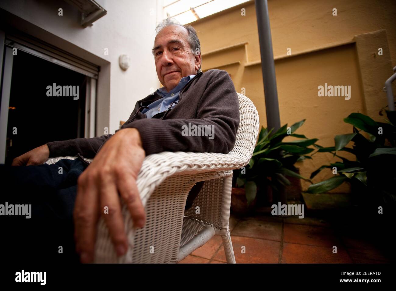 Porträt des Schriftstellers Joan Margarit in seinem Haus in Sant Just Desvern. Datum: 05/09/2011. Fotograf: Xabier Mikel Laburu Stockfoto