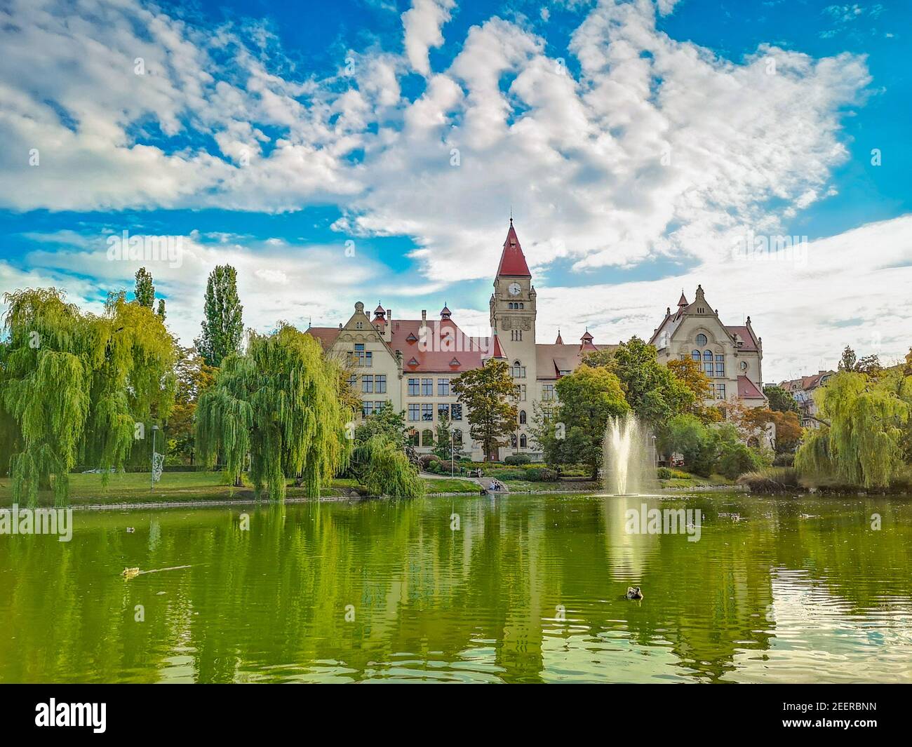 See im Zentrum von Breslau Tolpa Park mit Brunnen in Zentrum mit Fakultät für Architektur der Universität Breslau Stockfoto