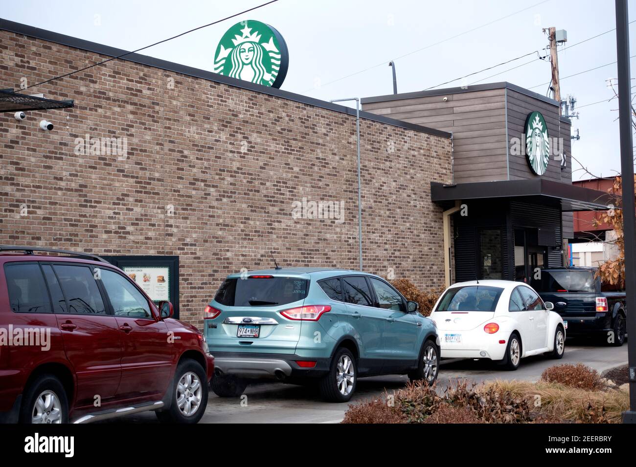 Während der Covid-Pandemie im Starbucks Drive-Thru in der Schlange stehen Autos. St. Paul Minnesota, USA Stockfoto
