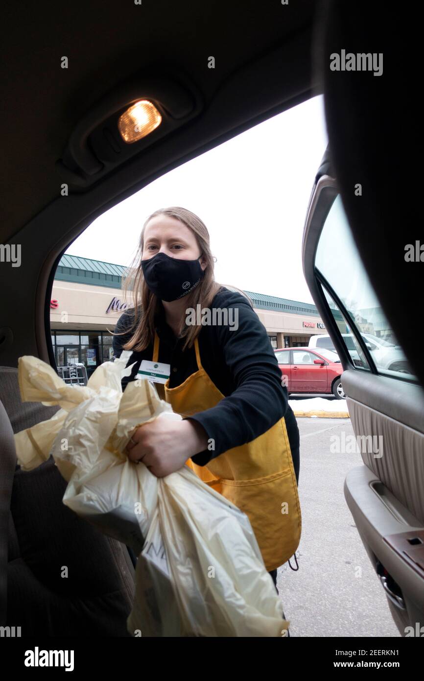 Lunds & Byerlys Supermarkt Shopper maskiert Laden Lebensmittel in Kunden Auto curbside Online-Service während Covid Pandemie St Paul Minnesota USA Stockfoto