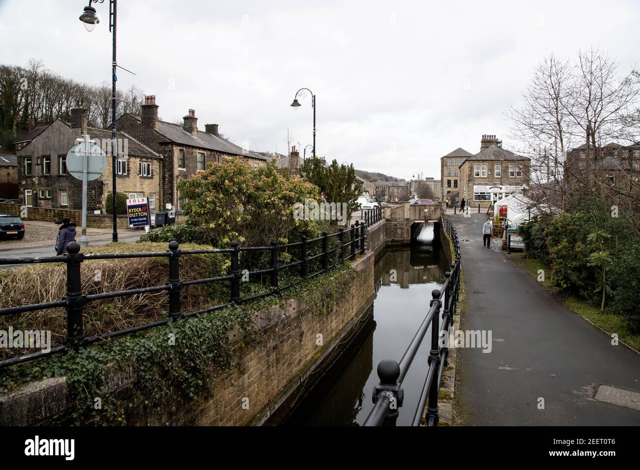 Slaithwaite Dorf in West Yorkshire ist die einzige englische Stadt Mit einem Kanal durch seine Mitte der Huddersfield schmal Kanal in Kirklees Stockfoto