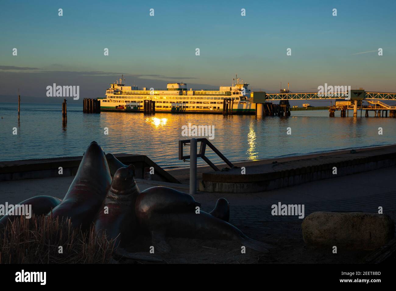 WA19190-00...WASHINGTON - Seelöwenskulptur an der Edmonds Waterfront in der Nähe des Edmonds - Kingston Fähranlegers. Stockfoto