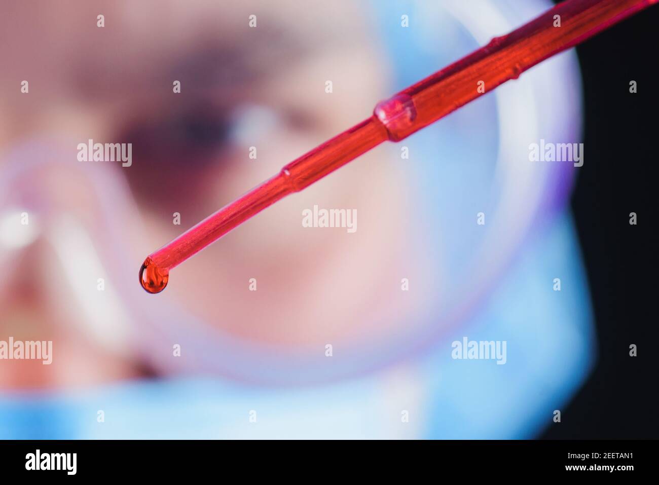 Arzt machen Bluttest. Funktioniert mit Blutprobe. Laborforschung. Laborgeräte. Stockfoto