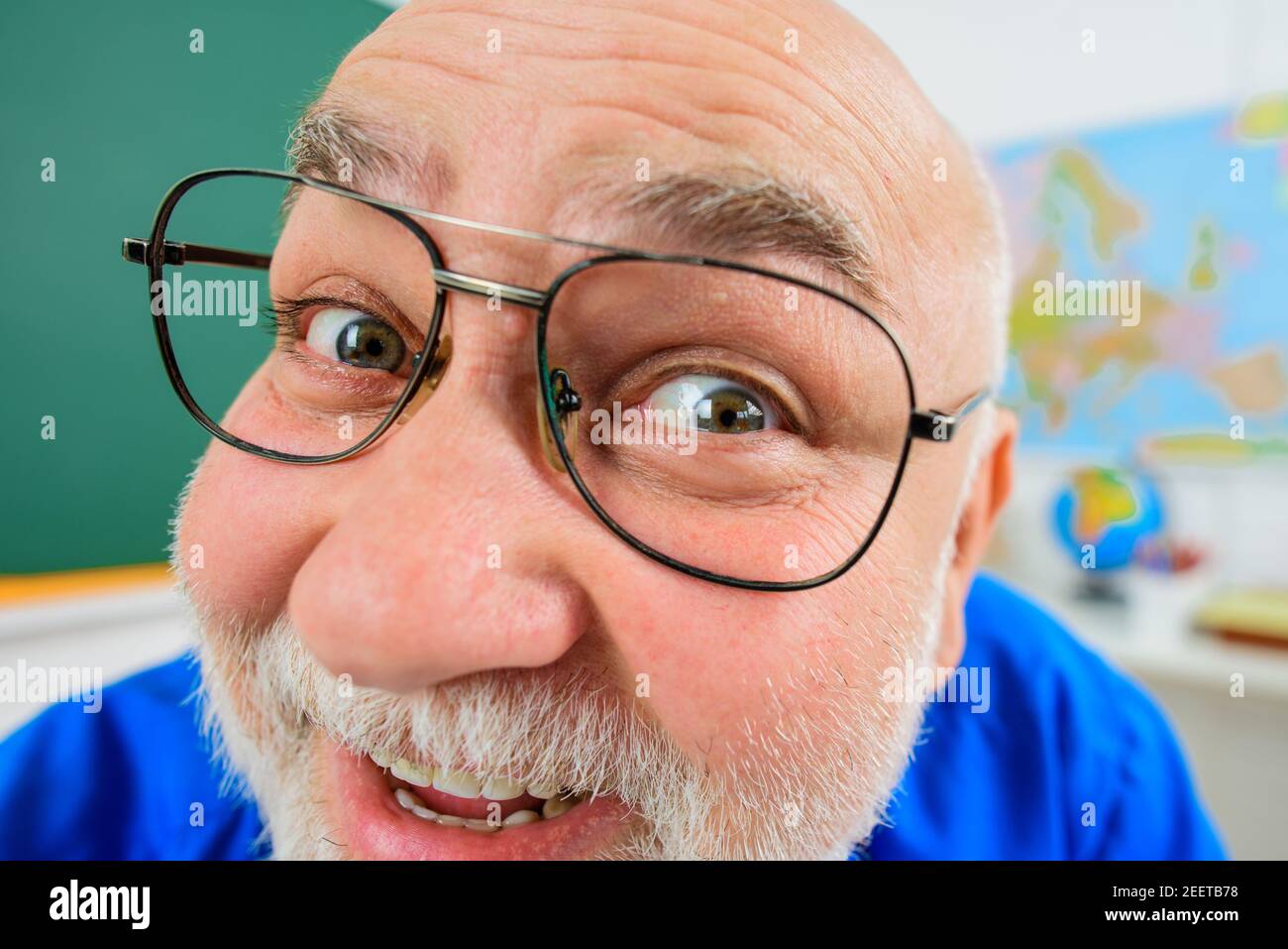 Lächelnder Lehrer mit lustigem Gesicht. Lehrertag. Lernen, Bildung und Schulkonzept. Stockfoto