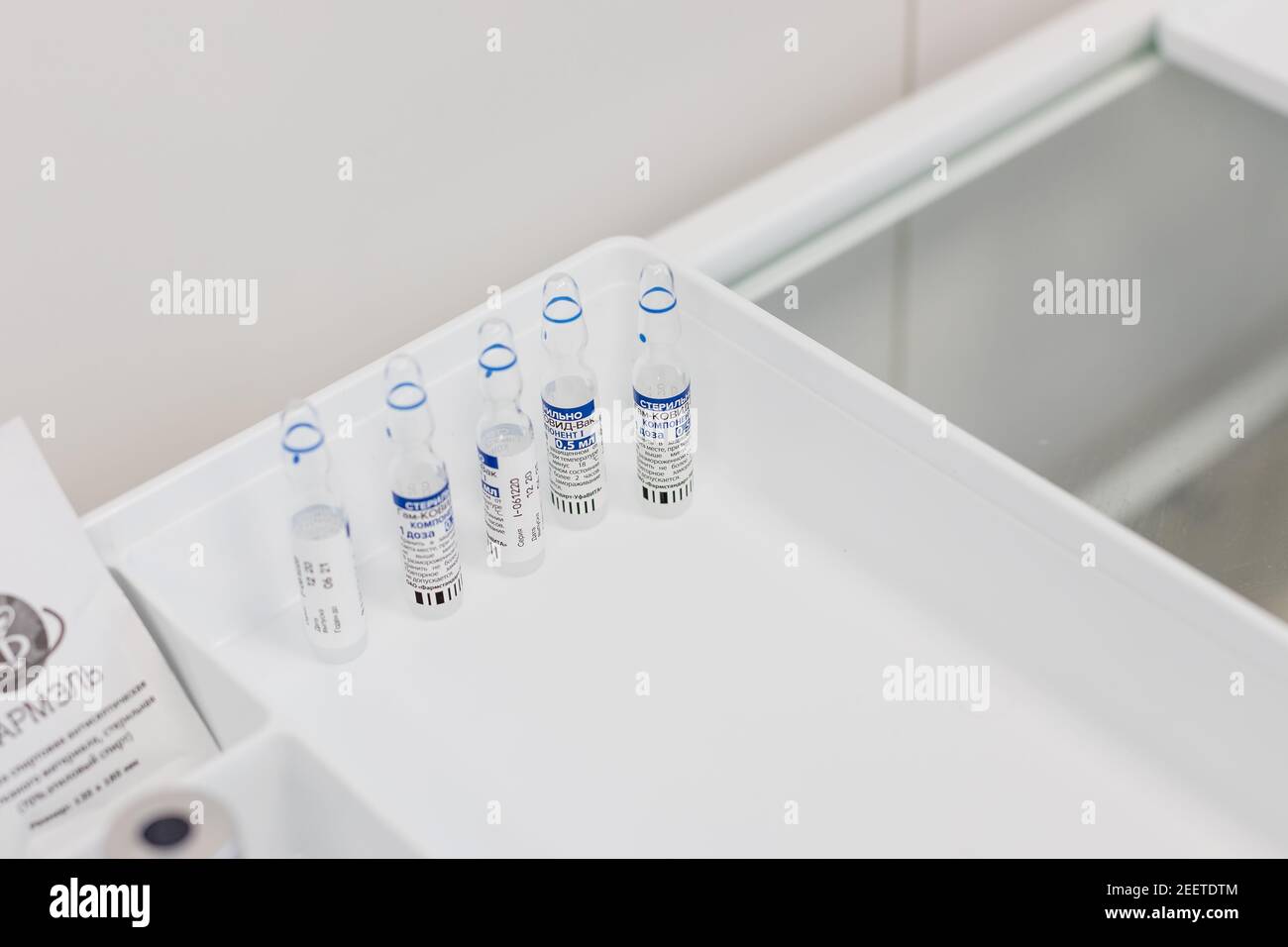 Omsk, Russland, Februar 9,2021.Impfstoff bekannt als Sputnik V.Ampules mit russischen Buchstaben übersetzt als Gam-COVID-Vac.erste Komponente.Glas medizinischen Fläschchen Stockfoto