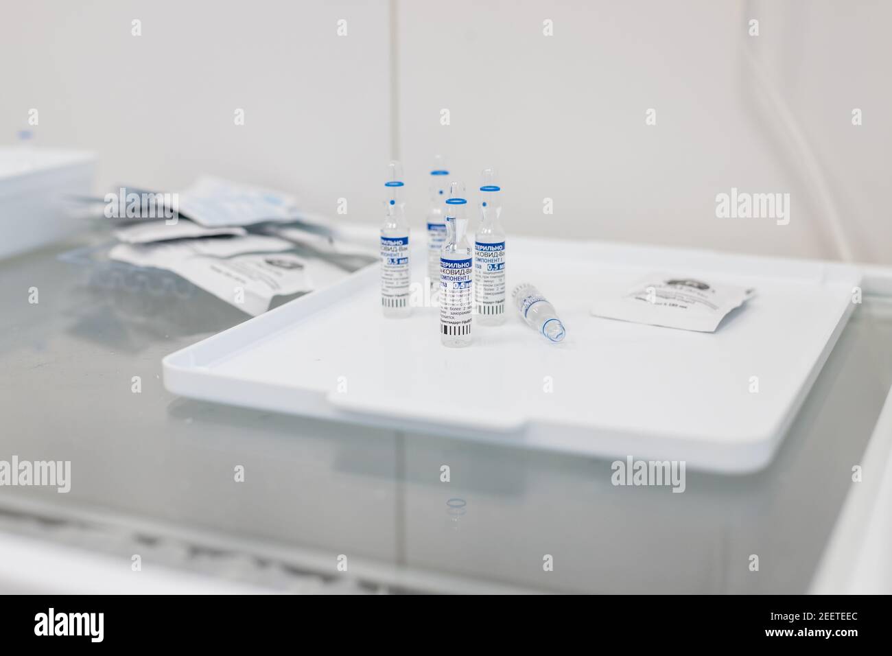 Omsk, Russland, Februar 9,2021.Impfstoff bekannt als Sputnik V.Ampules mit russischen Buchstaben übersetzt als Gam-COVID-Vac.erste Komponente.Glas medizinischen Fläschchen Stockfoto