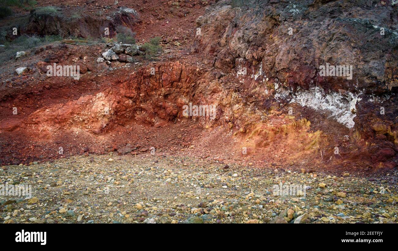 Bunte rote Felsen in Bergbaugebiet reich an Eisen und Kupfererz Stockfoto