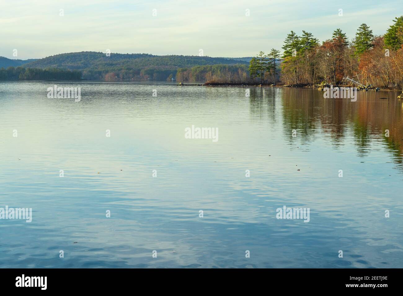 Es ist ein ländlicher Wasserkörper von 928 Hektar in der Lakes Region von New Hampshire. Lakes Region ist im Norden zentralen NH. Es ist eine Frischwasserkälte und Krieg Stockfoto
