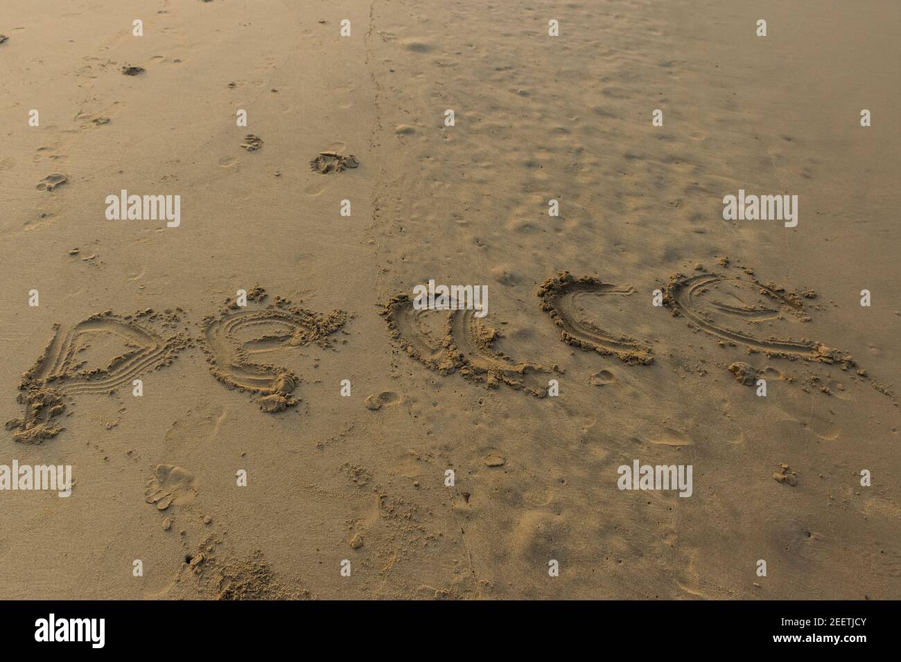 Panorama-Landschaftsansicht von "Frieden" Wort geschrieben oder gemacht in Gelber Sand an einem Sandstrand in Indien Stockfoto