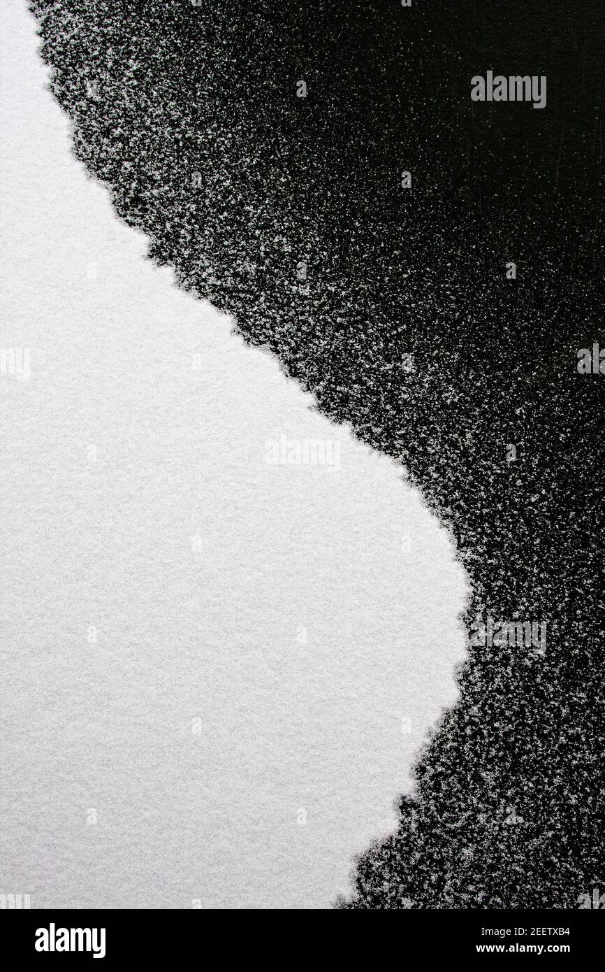 Schnee, Eis, Wasser auf See sieht aus wie Yin Yang Symbol Stockfoto