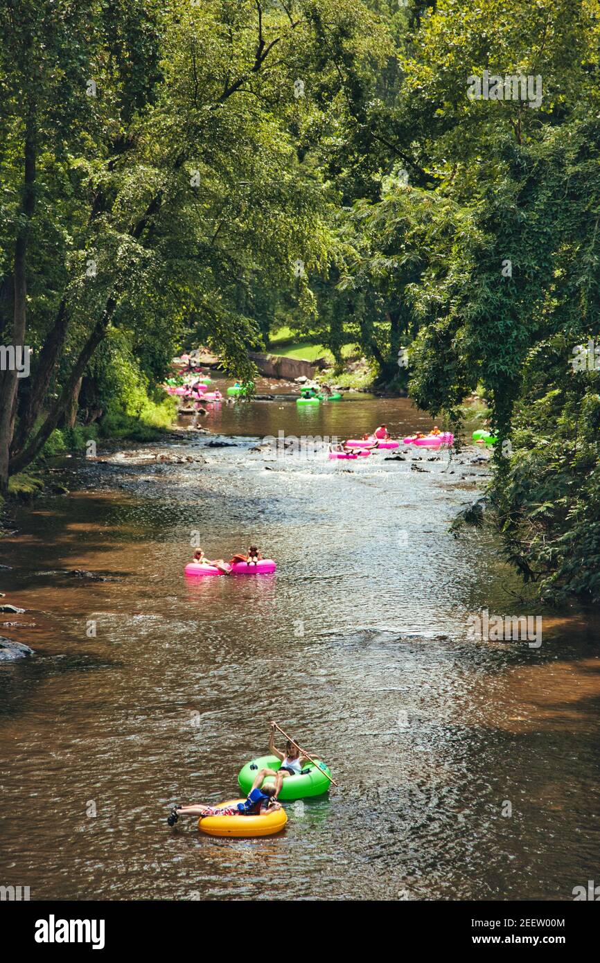 Leute, die tagsüber Flusstubing in Helen Town Georgia machen Im Sommer Stockfoto